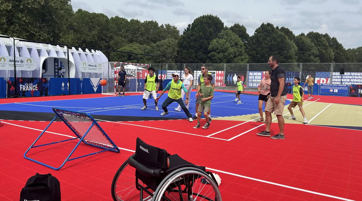 Découverte du Tchoukball pour des visiteurs du Club France