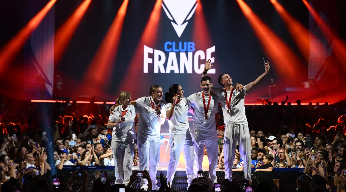 Les athlètes du para aviron ont célébré leur médaille au Club France