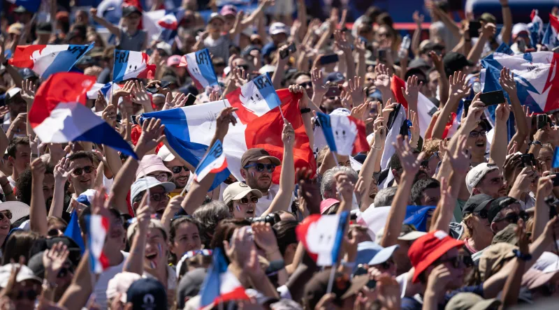 Photo de la foule présente au Club France aux abords de la scène extérieure