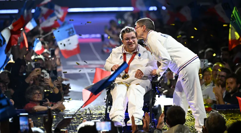 Aurélie Aubert et Claudine Llop sur la scène du Club France