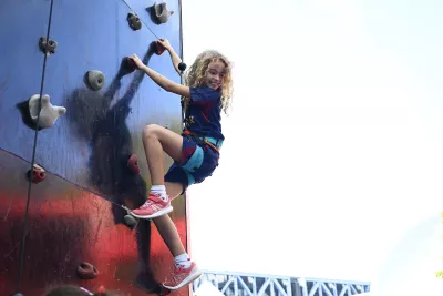 Jeune fille faisant de l'escalade. 