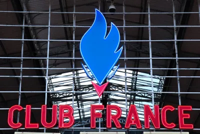 Néons Grande Halle de la Villette Club France 